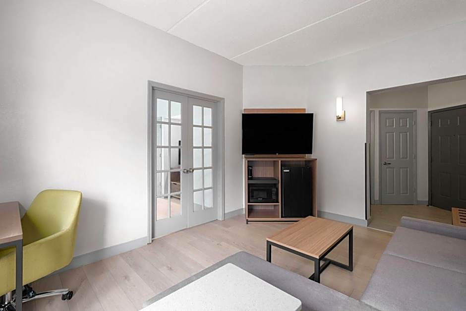 La Quinta Inn & Suites by Wyndham Raleigh Cary