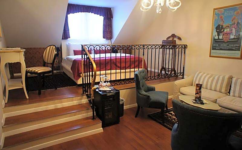 Foto 1 dari 9 — Double Room