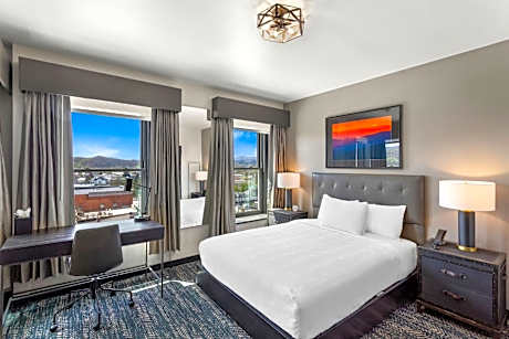 Queen Room - Non Smoking/Interior Hall