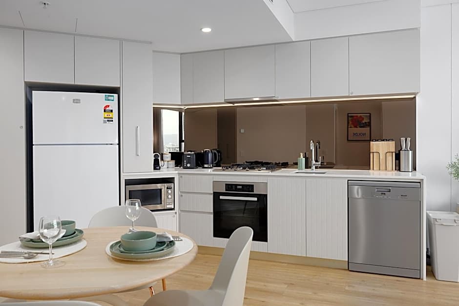 Luxury 1BR in Brisbane City River Firework View