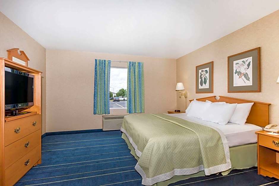 Days Inn & Suites by Wyndham Bridgeport - Clarksburg