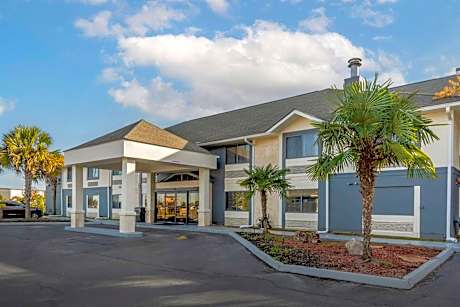 Comfort Inn & Suites - near Robins Air Force Base Main Gate