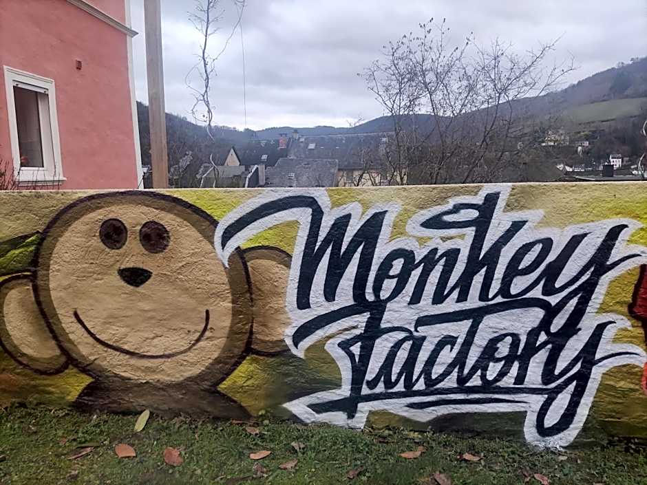 Monkey Factory - Mini Home-Stay Hostel