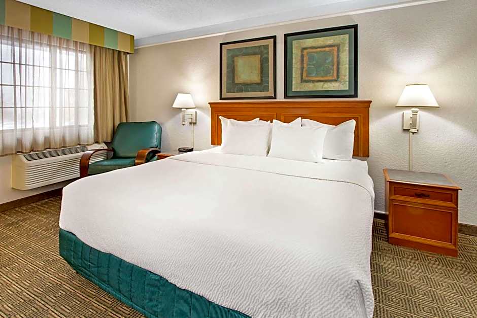 La Quinta Inn & Suites by Wyndham Albuquerque Airport