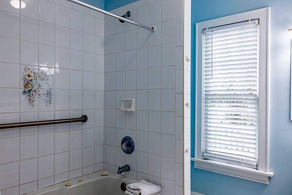 Deluxe King with Balcony - at James House with Parking!