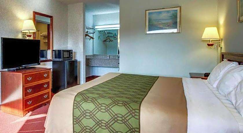Econo Lodge Inn & Suites Forest