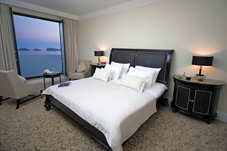Free room upgrade to Deluxe King Sea view and balcony
