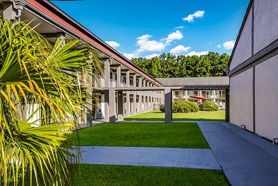 Red Roof Inn Savannah - Richmond Hill I-95