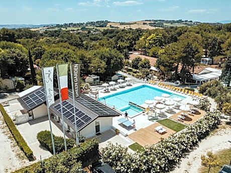 Green Garden Village con piscina, spiaggia riservata e parcheggio