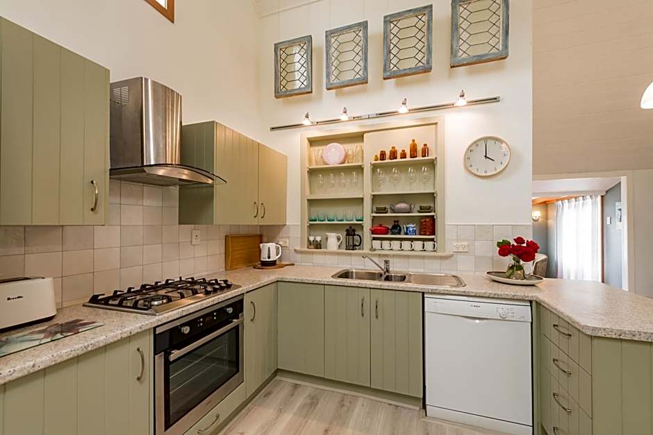 Arcadia Lodge Russell