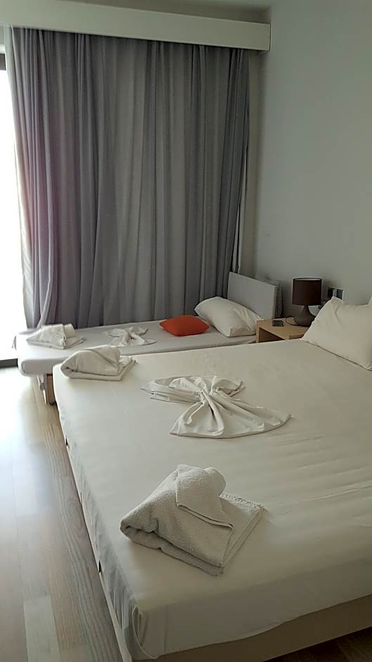 Foto 1 de 3 de TRIPLE ROOM