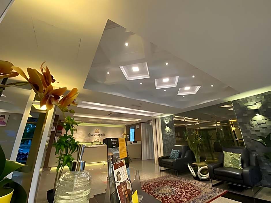 Queenspark Lovita Hotel