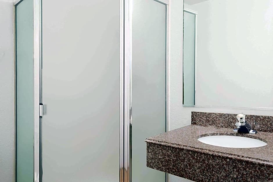 Super 8 by Wyndham Midwest City OK