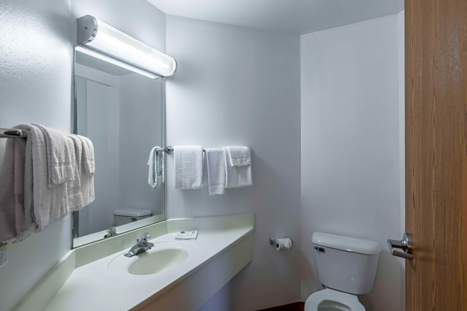 Motel 6-Baraboo, WI - Lake Delton