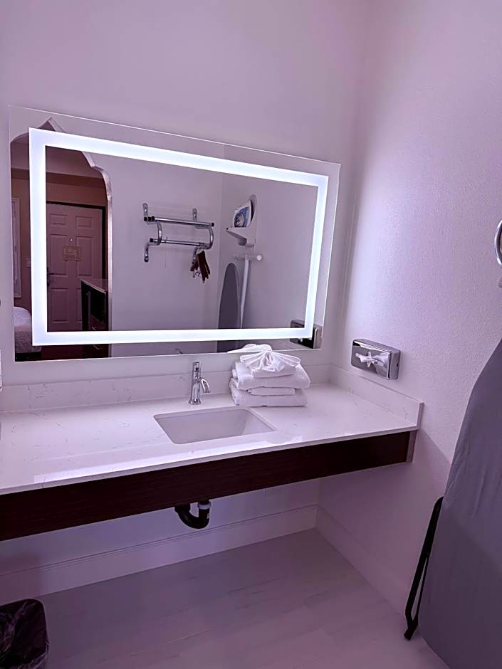 Travelodge by Wyndham Harbor City