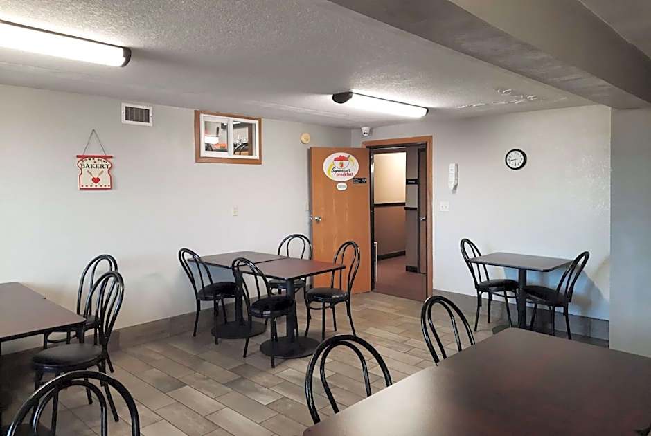 Super 8 by Wyndham Watertown
