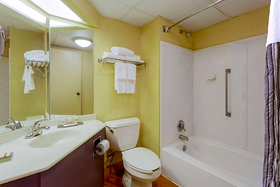 CLT Airport Inn & Suites