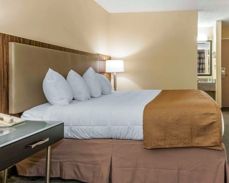 1 King Bed, Nonsmoking, Accessible