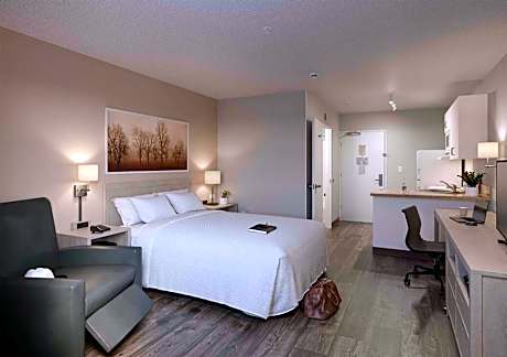 Queen studio with 1 Queen Bed - Disability Access/Non-Smoking