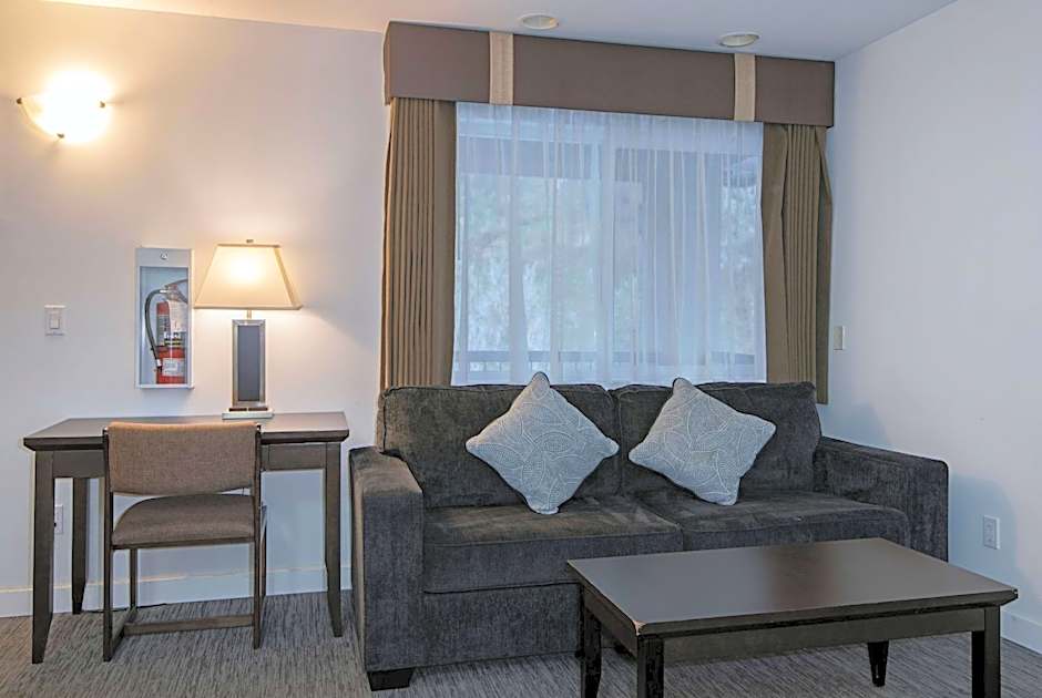 Travelodge by Wyndham Kamloops Mountview