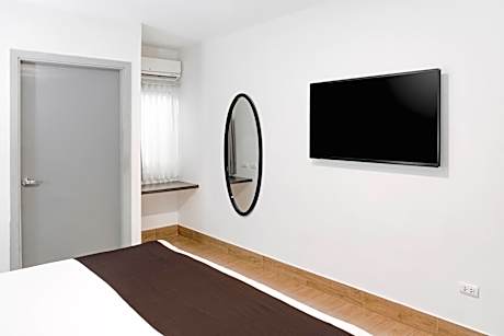 Queen Room - Accessible/Non-Smoking