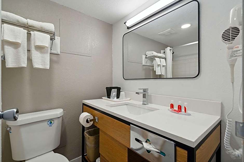 Econo Lodge Inn & Suites Waterloo