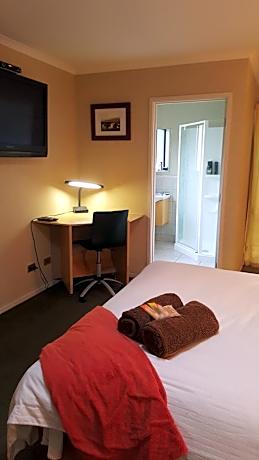 Deluxe Queen Room with Private Bathroom