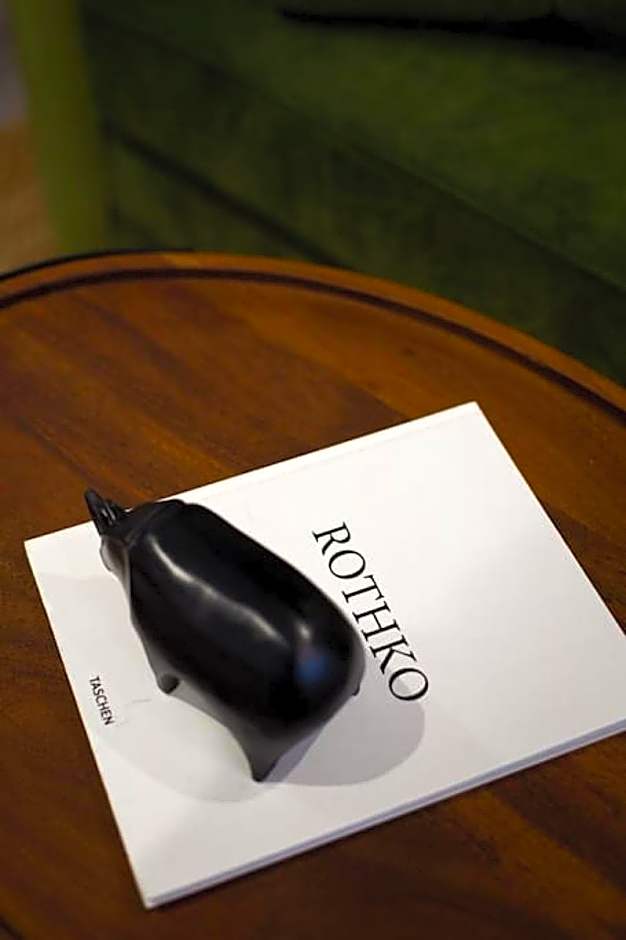 Palms Little Italy Studio with full bathroom by Denstays