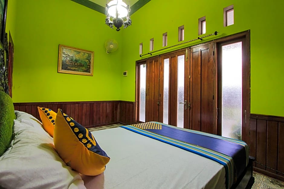 SPOT ON 2490 Griya Kencana Homestay