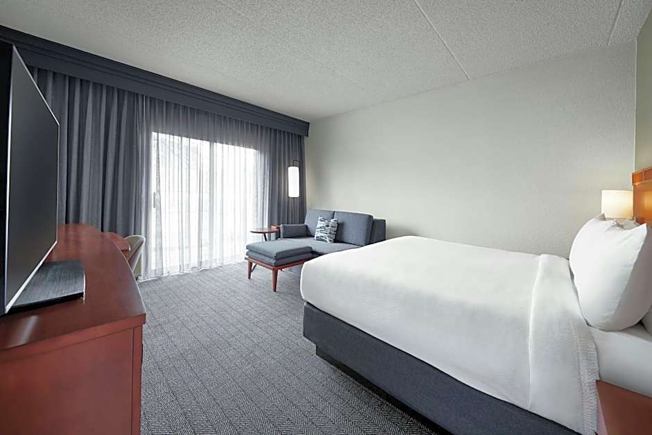 Courtyard by Marriott St. Louis Westport Plaza