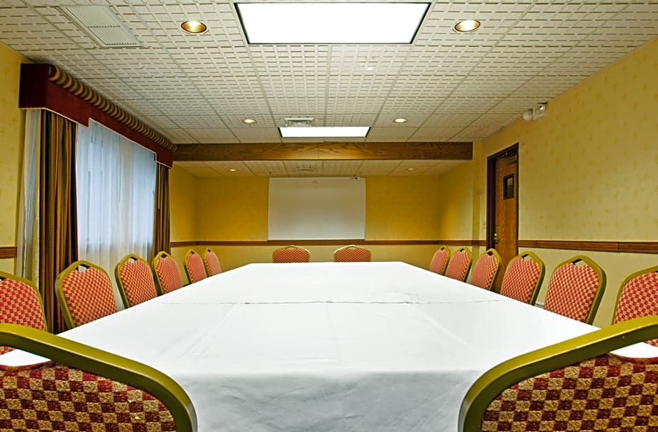 Candlewood Suites Grand Rapids Airport By IHG