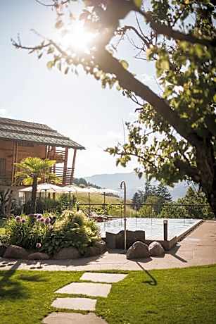 Presulis Hideaway Apartments & Restaurant