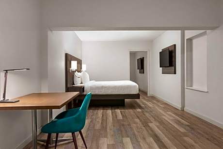 Family Suite with Three Queen Beds - Non-Smoking