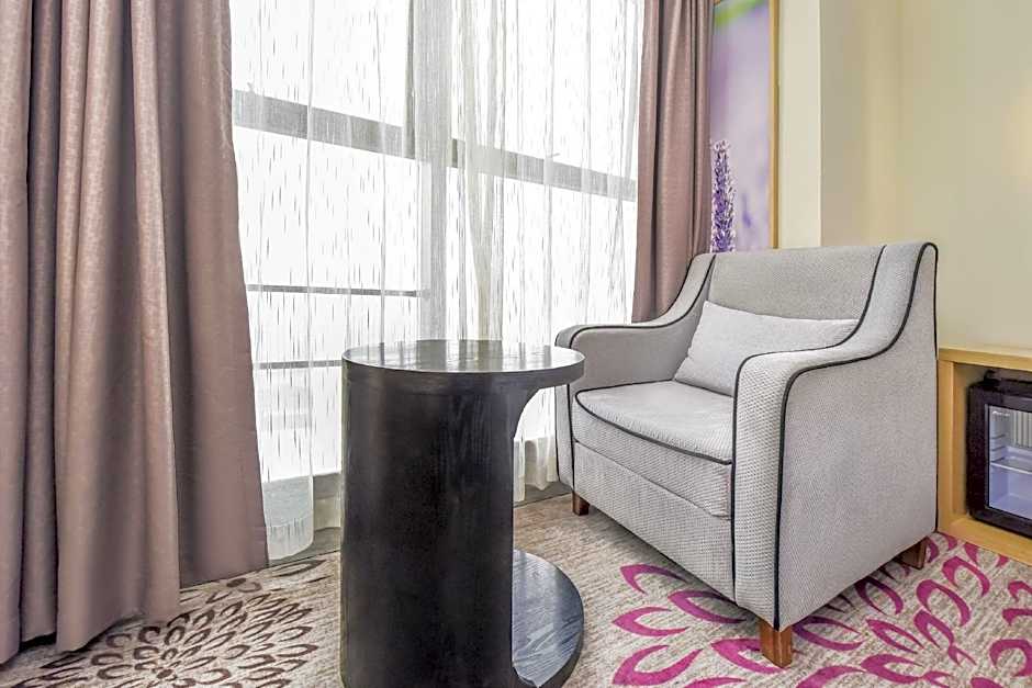 Lavande Hotel Luzhou Jiale Century City