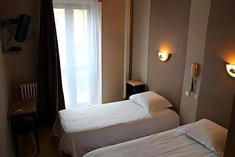 Quadruple-Supérieure-SDB privée avec baignoire-Vue sur Rue