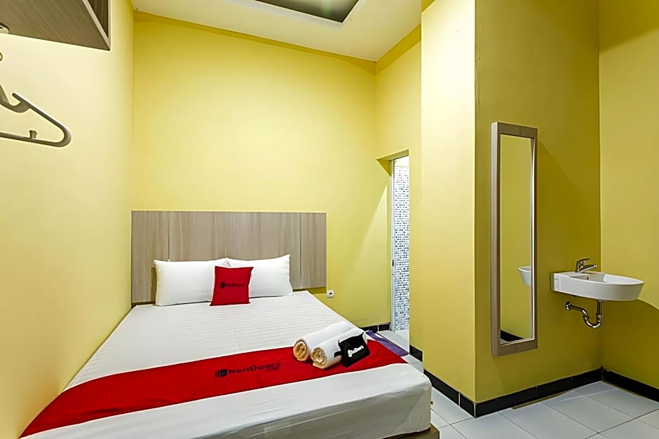 RedDoorz near Puro Mangkunegaran