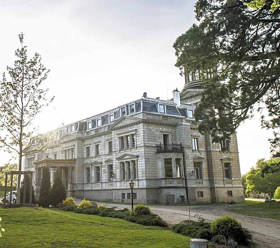 Schloss Kaarz mit Park