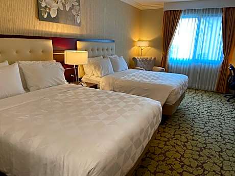 Standard Queen Room with Two Queen Beds and Mobility Accessible Tub