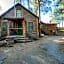 Bear Den, 3 Bedrooms, Front Porch, Midtown, Sleeps 7