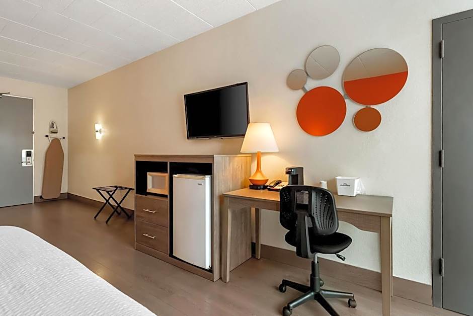 Howard Johnson Hotel by Wyndham Toms River