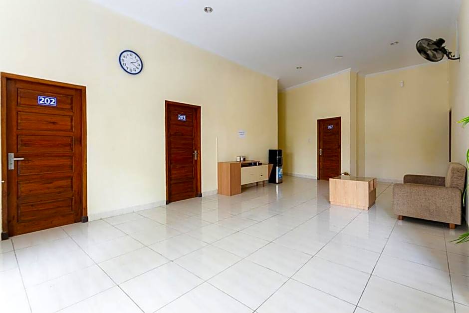 RedDoorz Syariah near Purwosari Train Station