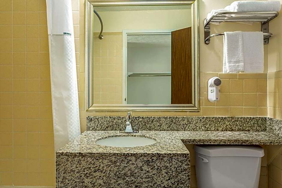 Days Inn by Wyndham Breezewood