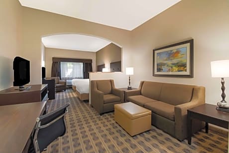 Queen Suite with Two Queen Beds and Sofa Bed - Wet Bar/First Floor
