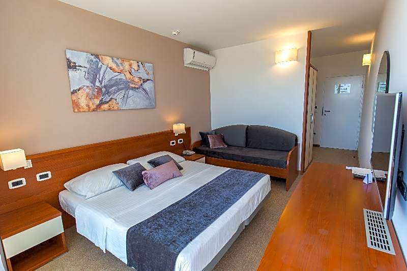 Arena Hotel Holiday