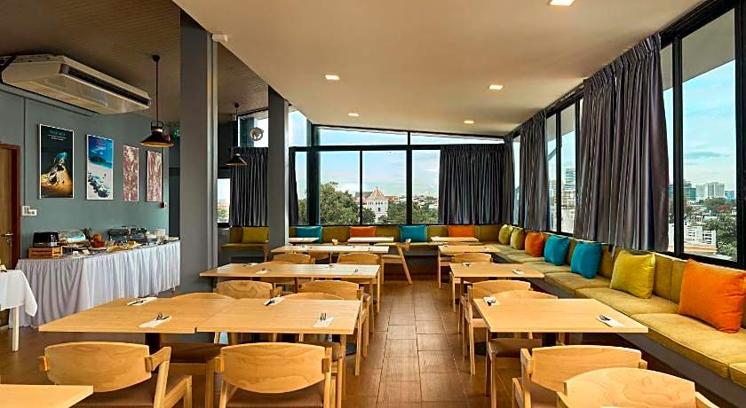 Red Door Samsen Hotel