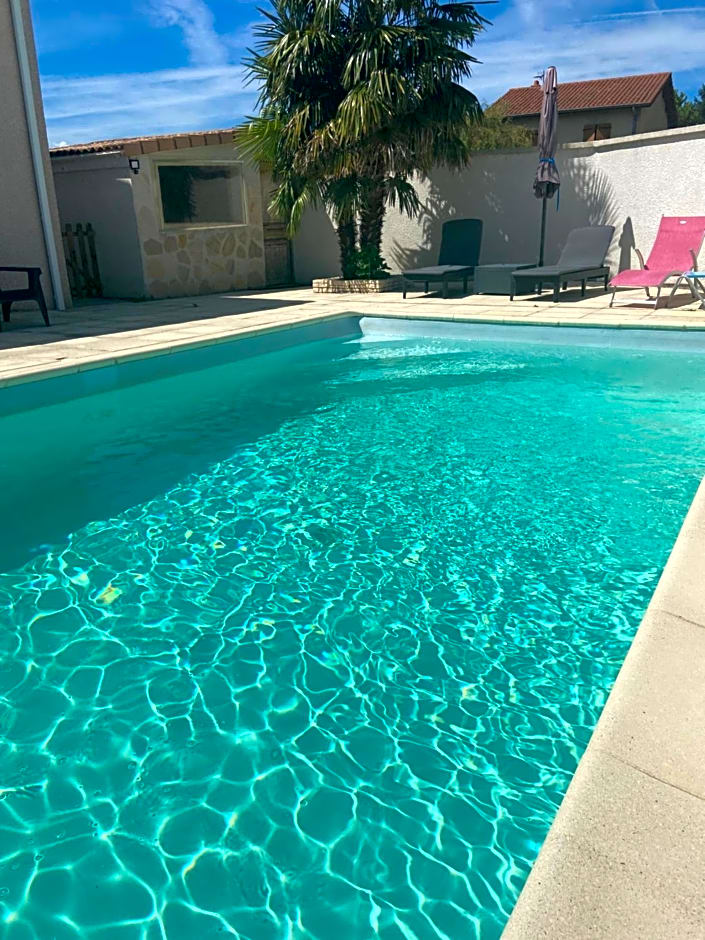 Maison entière 4 lits 8 pl avec jacuzzi proche du safari de Peaugres