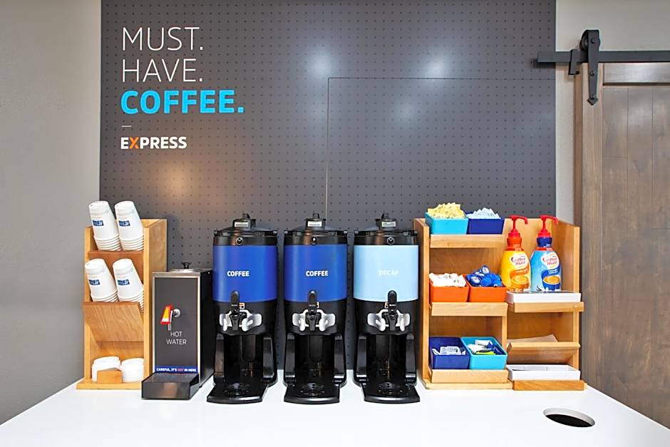 Holiday Inn Express & Suites Milwaukee NW - Park Place By IHG