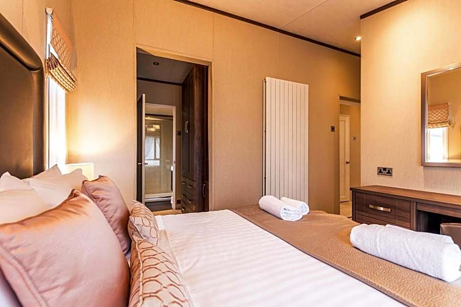 Sutton Lodge with Hot Tub