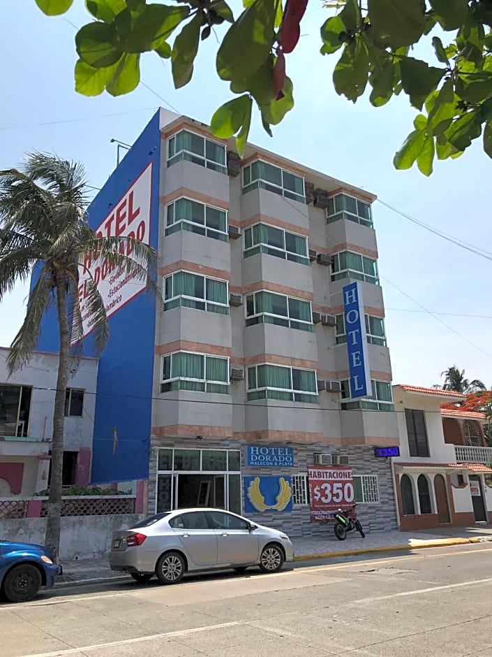 Hotel Dorado a una calle de Playa Regatas y el Malecon