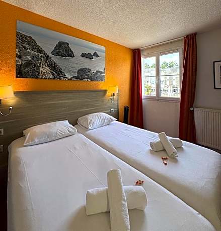 Double or Twin Room with Side Sea View